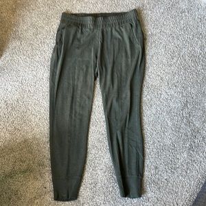 CAbi thin joggers Size L olive. Front and back pockets